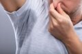 Hướng dẫn cách trị hôi nách nhanh, hiệu quả tức thì bằng nguyên liệu tự nhiên và sản phẩm dễ tìm. Giải pháp đơn giản cho mọi giới tính.
